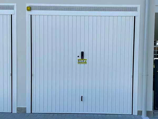 Montaggio portone basculante condominiale automatico