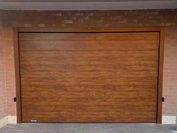 Automazione-portone-sezionale-effetto-legno-per-condominio